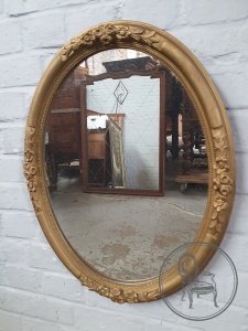 картинка Старинное зеркало в резной раме салоне старинных вещей "Шебби" являющийся официальным дистрибьютором в России и Беларуси