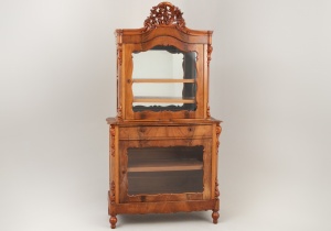 картинка Антикварный посудный шкаф с витой резной короной салоне старинных вещей "Шебби" являющийся официальным дистрибьютором в России и Беларуси