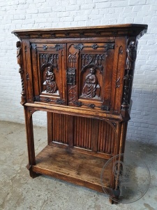 картинка Антикварный резной поставец в готическом стиле салоне старинных вещей "Шебби" являющийся официальным дистрибьютором в России и Беларуси