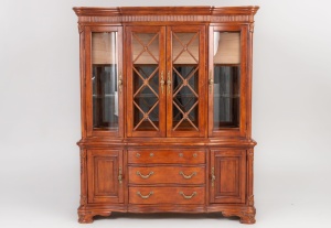 картинка Старинный посудный шкаф с резьбой растительного узора салоне старинных вещей "Шебби" являющийся официальным дистрибьютором в России и Беларуси