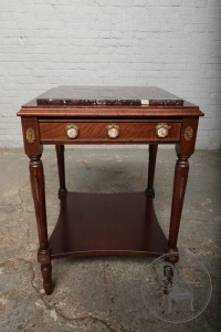 картинка Старинный столик из красного дерева с фарфоровыми медальонами салоне старинных вещей "Шебби" являющийся официальным дистрибьютором в России и Беларуси