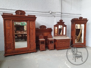 картинка Антикварный ореховый гарнитур для спальни салоне старинных вещей "Шебби" являющийся официальным дистрибьютором в России и Беларуси