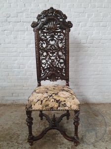 картинка Антикварный резной стул салоне старинных вещей "Шебби" являющийся официальным дистрибьютором в России и Беларуси