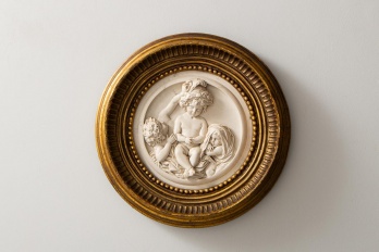 Старинное гипсовое панно в деревянной раме код. RM4101651