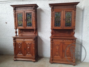 картинка Пара антикварных буфетов с витражными стеклами салоне старинных вещей "Шебби" являющийся официальным дистрибьютором в России и Беларуси