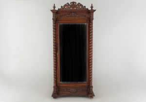 картинка Антикварный шкаф с зеркалом салоне старинных вещей "Шебби" являющийся официальным дистрибьютором в России и Беларуси