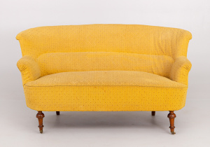 картинка Старинный диван салоне старинных вещей "Шебби" являющийся официальным дистрибьютором в России и Беларуси