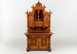 картинка Антикварный буфет салоне старинных вещей "Шебби" являющийся официальным дистрибьютором в России и Беларуси