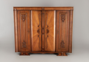 картинка Старинный шкаф салоне старинных вещей "Шебби" являющийся официальным дистрибьютором в России и Беларуси