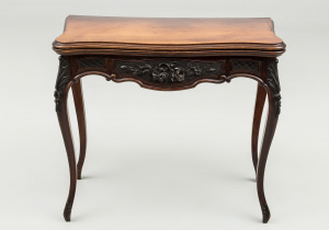 картинка Антикварный консольный столик салоне старинных вещей "Шебби" являющийся официальным дистрибьютором в России и Беларуси