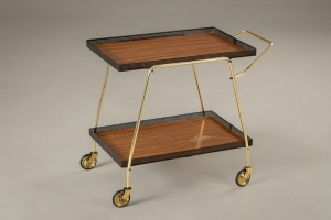 картинка Старинный столик-тележка салоне старинных вещей "Шебби" являющийся официальным дистрибьютором в России и Беларуси