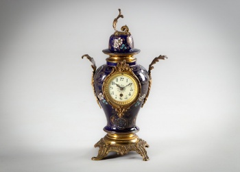 Антикварные каминные часы из фарфора, декорированные тонкой золоченой бронзой код.&nbsp;RM4145834