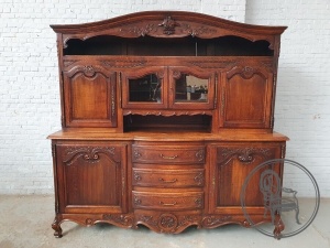 картинка Антикварный буфет в стиле French Country с цветочными и растительными мотивами салоне старинных вещей "Шебби" являющийся официальным дистрибьютором в России и Беларуси