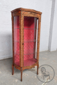 картинка Антикварная витрина салоне старинных вещей "Шебби" являющийся официальным дистрибьютором в России и Беларуси