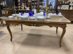 картинка Антикварный раскладывающийся обеденный стол с резной царгой и гнутыми ножками салоне старинных вещей "Шебби" являющийся официальным дистрибьютором в России и Беларуси