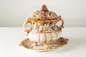 картинка Старинное блюдо и супница на ножках с лепниной салоне старинных вещей "Шебби" являющийся официальным дистрибьютором в России и Беларуси