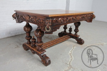 Антикварный дубовый письменный стол с резным подстольем код. BE4165237