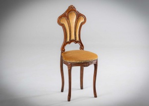картинка Антикварный ореховый стул с цветочной резьбой салоне старинных вещей "Шебби" являющийся официальным дистрибьютором в России и Беларуси