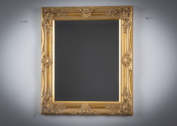 Старинное зеркало с фацетом в резной деревянной раме с позолотой код. RM4165730