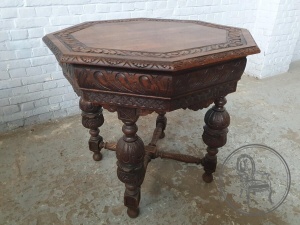 картинка Антикварный столик из дуба с резным подстольем салоне старинных вещей "Шебби" являющийся официальным дистрибьютором в России и Беларуси