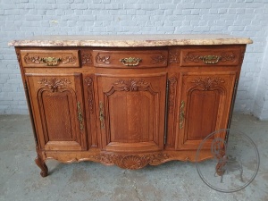 картинка Антикварный комод с художественной резьбой и мраморной столешницей салоне старинных вещей "Шебби" являющийся официальным дистрибьютором в России и Беларуси