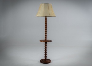 картинка Старинный торшер на дубовой ножке салоне старинных вещей "Шебби" являющийся официальным дистрибьютором в России и Беларуси