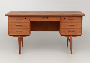 картинка Старинный письменный стол салоне старинных вещей "Шебби" являющийся официальным дистрибьютором в России и Беларуси