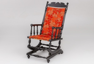 картинка Антикварное кресло-качалка с цветочной обивкой салоне старинных вещей "Шебби" являющийся официальным дистрибьютором в России и Беларуси