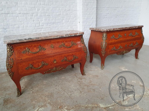 картинка Старинные комоды (2 шт.) из ореха с мрамором и бронзой салоне старинных вещей "Шебби" являющийся официальным дистрибьютором в России и Беларуси