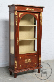 Антикварная витрина из красного дерева с бронзовыми накладками в античном стиле код. BE3259461