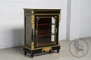 картинка Антикварная витрина салоне старинных вещей "Шебби" являющийся официальным дистрибьютором в России и Беларуси