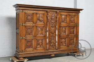 картинка Антикварный резной комод салоне старинных вещей "Шебби" являющийся официальным дистрибьютором в России и Беларуси