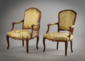 картинка Старинные кресла (2 шт.) со "спинкой королевы" и рельефной резьбой на сводах спинок, царгах, у вершин ножек салоне старинных вещей "Шебби" являющийся официальным дистрибьютором в России и Беларуси