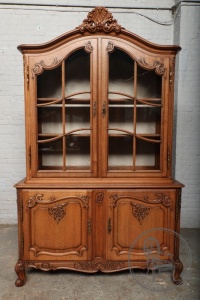 картинка Антикварная дубовая витрина в стиле рококо салоне старинных вещей "Шебби" являющийся официальным дистрибьютором в России и Беларуси