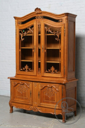 Антикварная дубовая витрина с вензельной резьбой код. BE4096778