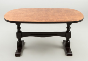 картинка Старинный стол салоне старинных вещей "Шебби" являющийся официальным дистрибьютором в России и Беларуси