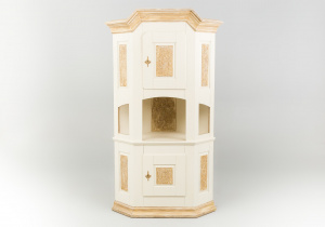 картинка Старинный угловой посудный шкаф салоне старинных вещей "Шебби" являющийся официальным дистрибьютором в России и Беларуси