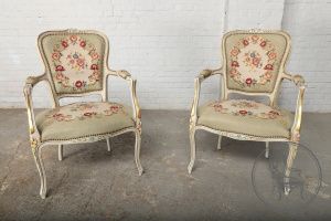картинка Старинные кресла (2 шт.) из ореха с гобеленовой обивкой салоне старинных вещей "Шебби" являющийся официальным дистрибьютором в России и Беларуси