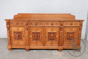 Антикварный дубовый комод с резными портретами и антропоморфными колоннами код. BE107375