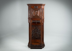 картинка Антикварный высокий комод с геральдической резьбой салоне старинных вещей "Шебби" являющийся официальным дистрибьютором в России и Беларуси