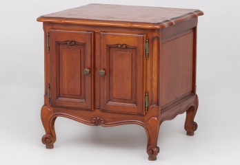 Старинный комод с распашными створками, декорированными филенками код. RM4100935