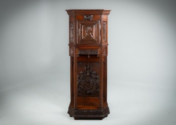 Антикварный высокий комод с геральдической резьбой код.&nbsp;RM4124373