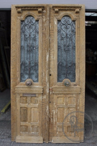 картинка Антикварные входные двери салоне старинных вещей "Шебби" являющийся официальным дистрибьютором в России и Беларуси