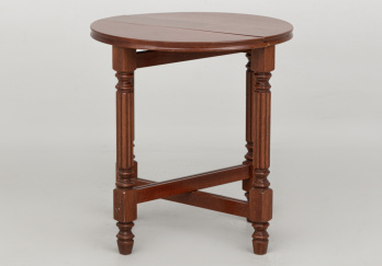 Старинный складной столик код. RM67659