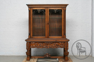 картинка Старинная дубовая витрина с резьбой в виде мифологических сцен салоне старинных вещей "Шебби" являющийся официальным дистрибьютором в России и Беларуси