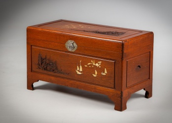 Антикварный сундук, декорированный резьбой и инкрустацией код.&nbsp;RM4153335