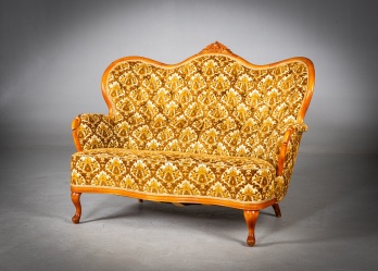 Старинный диван со спинкой с тремя арками код. RM4165876