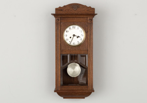 картинка Антикварные настенные часы салоне старинных вещей "Шебби" являющийся официальным дистрибьютором в России и Беларуси