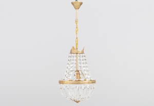 картинка Старинная люстра с хрустальными подвесками и латунным каркасом салоне старинных вещей "Шебби" являющийся официальным дистрибьютором в России и Беларуси