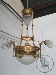 Антикварная люстра с плафонами в виде раскрывшихся бутонов код. BE4097322